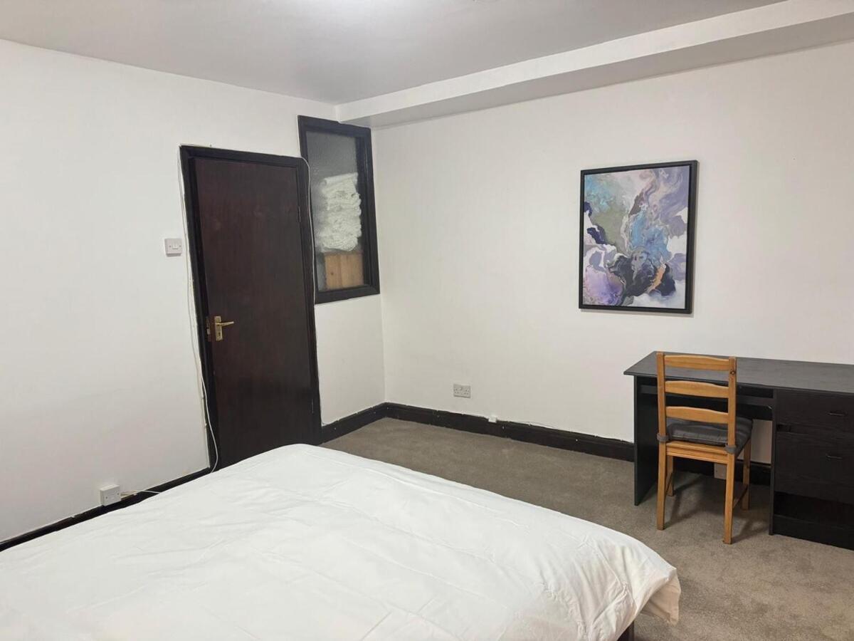 London Stockwell Station Apartment Room photo