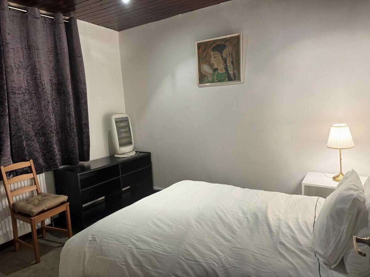 London Stockwell Station Apartment Room photo