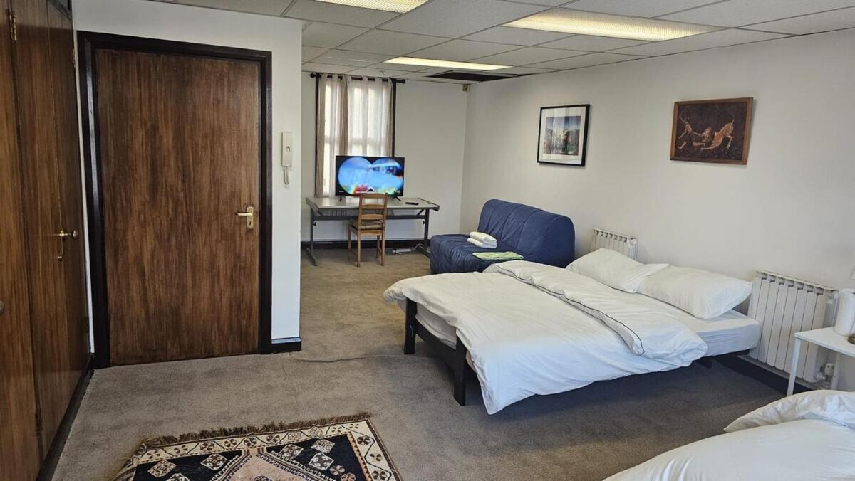 London Stockwell Station Apartment Room photo