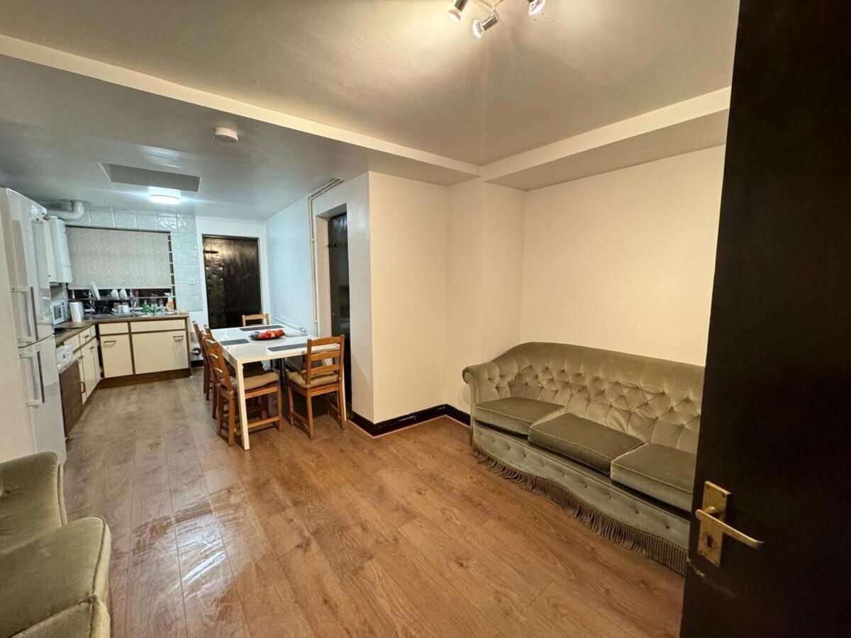 London Stockwell Station Apartment Room photo