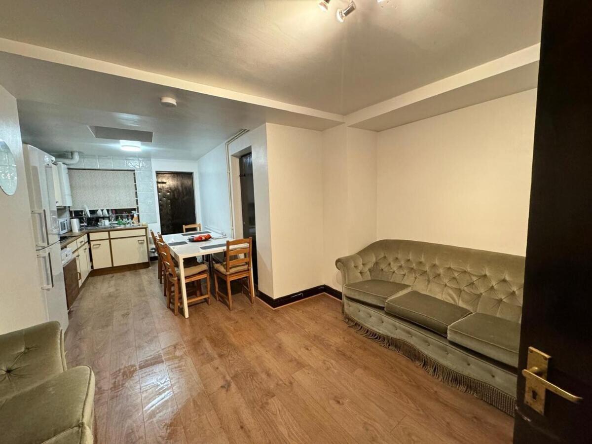 London Stockwell Station Apartment Room photo